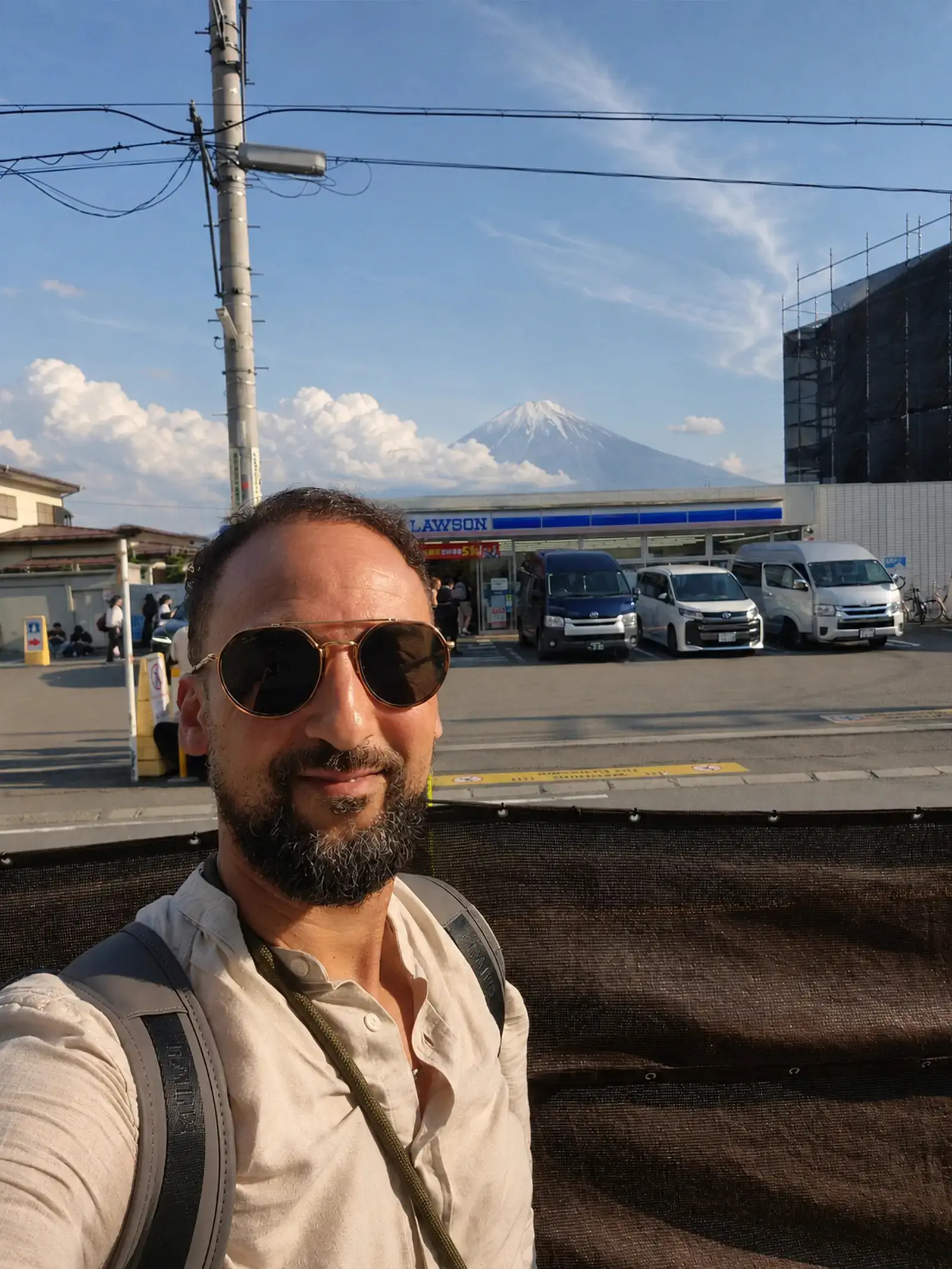 moi derriere un lawson avec le mont fuji